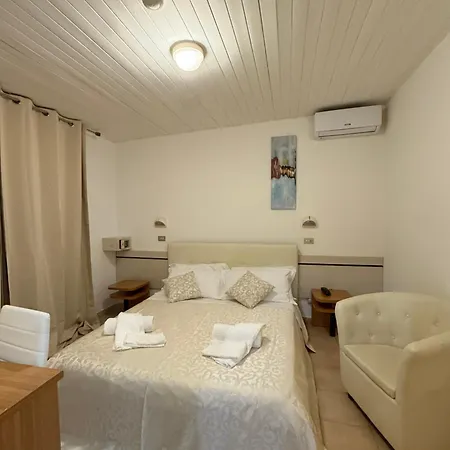 酒店 Elsa Rooms 3*